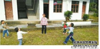 獨(dú)臂女教師堅(jiān)守村小30年全校僅4名學(xué)生（圖）