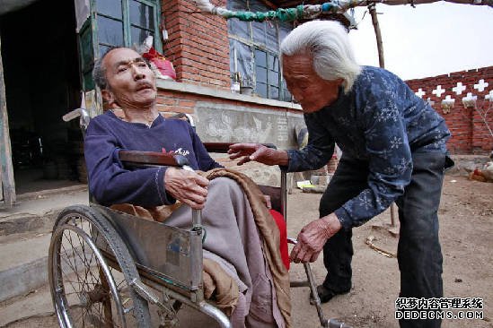 組圖：秦皇島94歲老母親照顧病弱在床兒子幾十年 