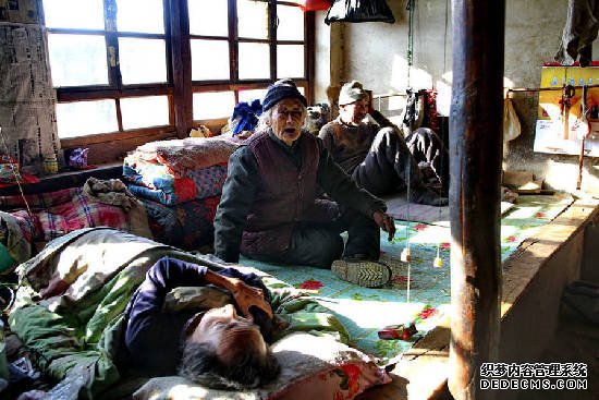 組圖：秦皇島94歲老母親照顧病弱在床兒子幾十年 
