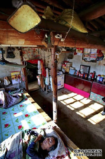 組圖：秦皇島94歲老母親照顧病弱在床兒子幾十年 