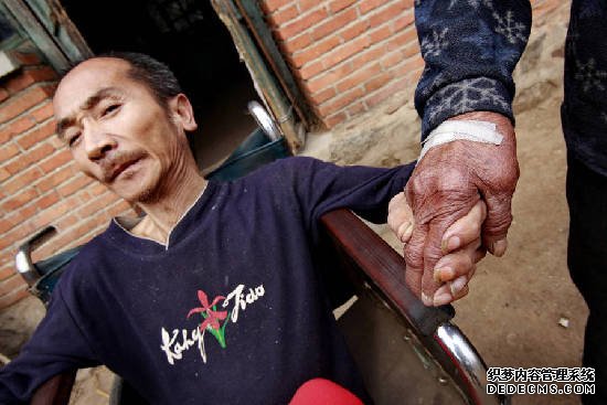 組圖：秦皇島94歲老母親照顧病弱在床兒子幾十年 