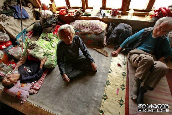 組圖：秦皇島94歲老母親照顧病弱在床兒子幾十年 