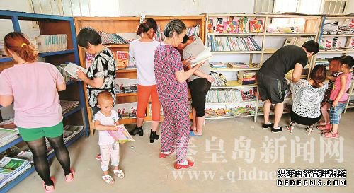 秦皇島昌黎農(nóng)民自費(fèi)建書屋向村民開放(組圖)