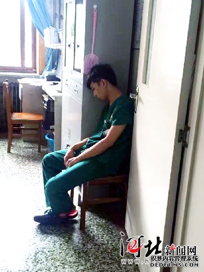 北戴河醫(yī)院醫(yī)生上完夜班靠櫥柜睡著 獲贊“最美睡姿”