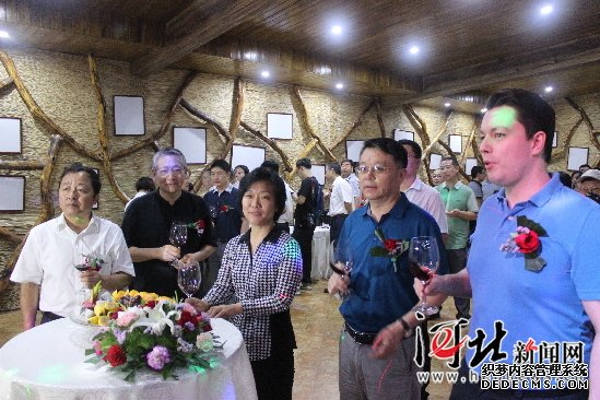 第十七屆中國秦皇島國際葡萄酒節(jié)啟?。▓D）