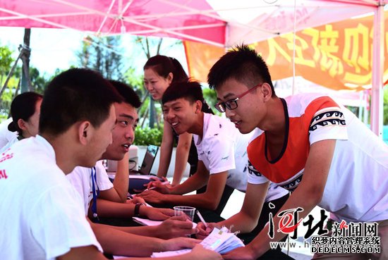  8月28日、29日，我國目前唯一一所環(huán)保本科院?！挥谇鼗蕧u的河北環(huán)境工程學院迎來了首屆700名本科新生。