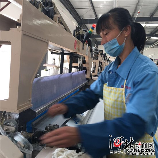 青龍紡織扶貧產(chǎn)業(yè)園開(kāi)園（圖）